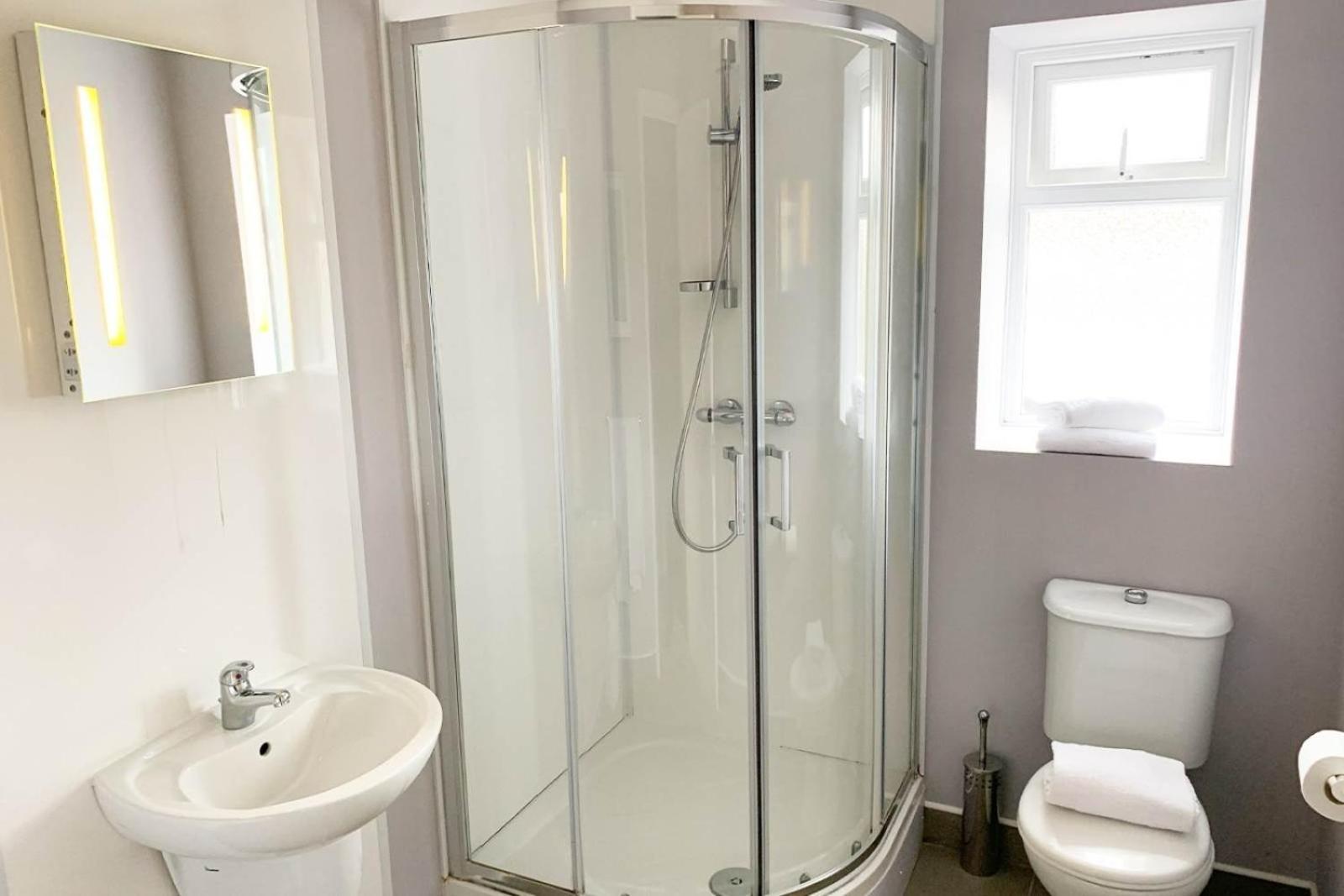 Rathlin Apartment - 2 Bedroom With Hot Tub Баликасъл Екстериор снимка