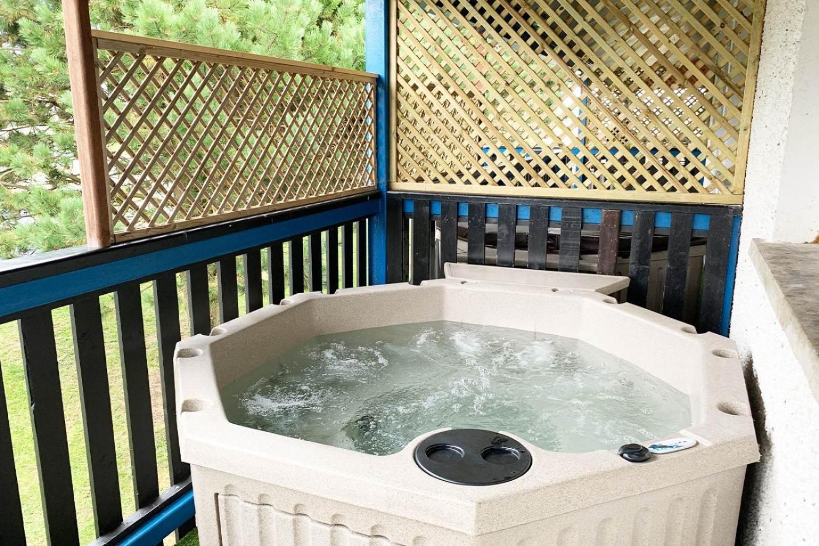 Rathlin Apartment - 2 Bedroom With Hot Tub Баликасъл Екстериор снимка